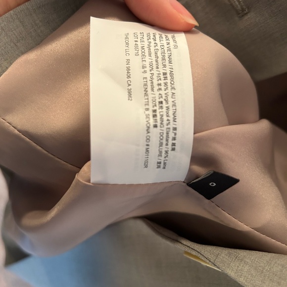 Theory Etiennette Blazer in Good Wool - Picture 3 of 4